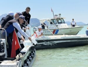 100 bin yavru sazan Eğirdir Gölü’ne bırakıldı