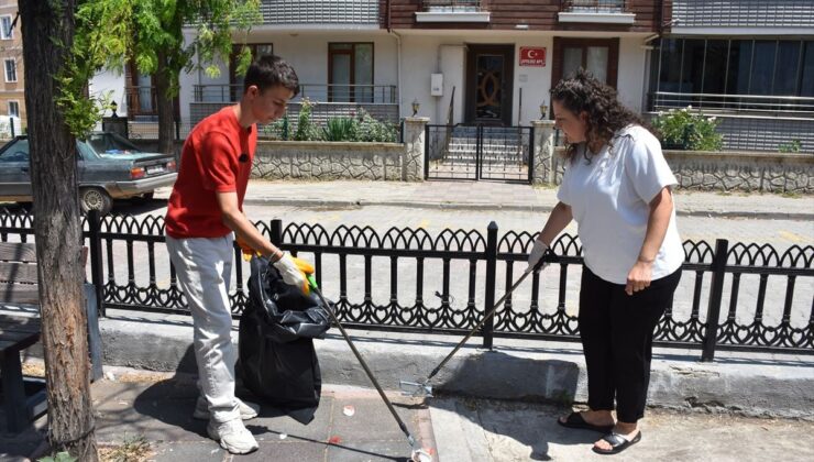 16 yaşındaki Aras çöp topluyor, çevre bilinci aşılıyor