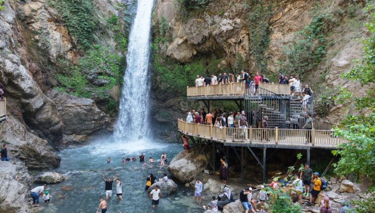 30 metreden dökülen Karaçay Saklı Şelalesi’nde yaz serinliği