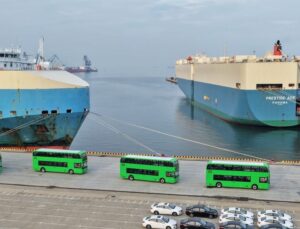 35 Çin yapımı elektrikli çift katlı otobüs Londra’ya gönderildi