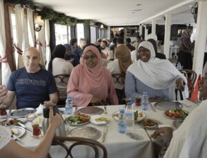 Afrikalı öğrenciler kahvaltılı boğaz turu yaptı