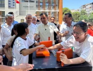 AK Parti’li Baybatur’dan yaz okulu öğrencilerine dondurma ikramı