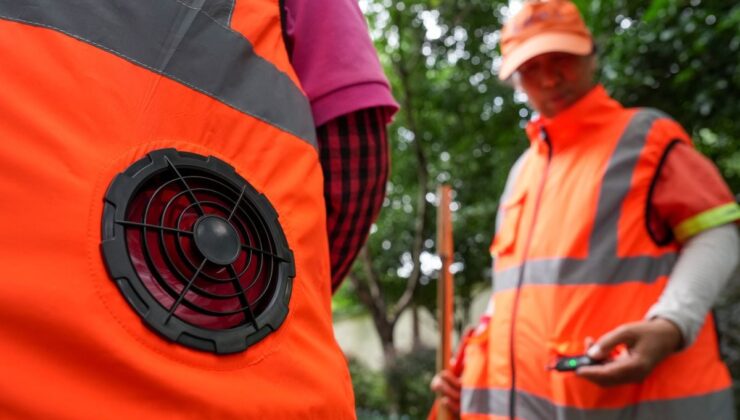 Albüm: Çin’de temizlik işçileri aşırı sıcaklara karşı fanlı soğutucu yelek kullanıyor