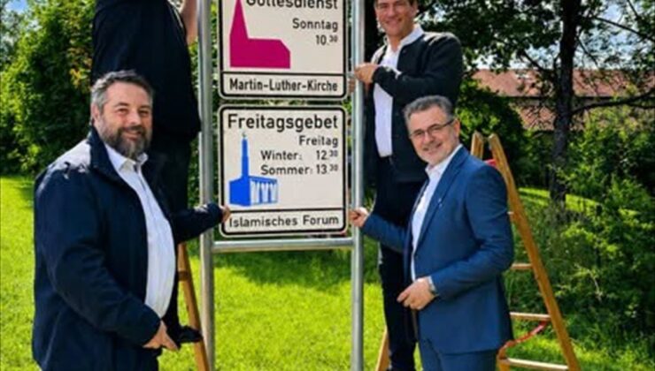 Almanya’da Penzberg şehrinin girişindeki bilgilendirme tabelalarına cuma namazı saati eklendi