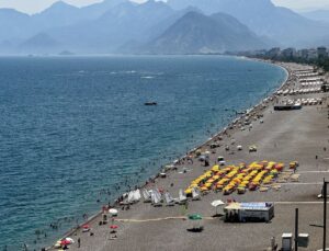Antalya’da 38 dereceyi bulan sıcaklık sahilleri doldurdu
