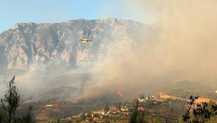 Antalya’da ormanlık alanda çıkan yangına müdahale ediliyor