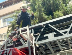 Avcılar’da balkonda mahsur kalan güvercini itfaiye kurtardı