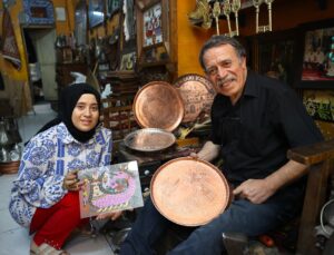 Baba kız bakır ve cama Mezopotamya’yı işliyor