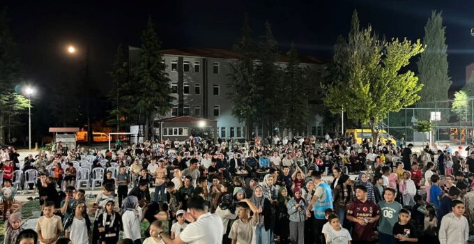 Banaz’da yaz Kur’an kursu öğrencileri açık havada sinema keyfi yaşadı