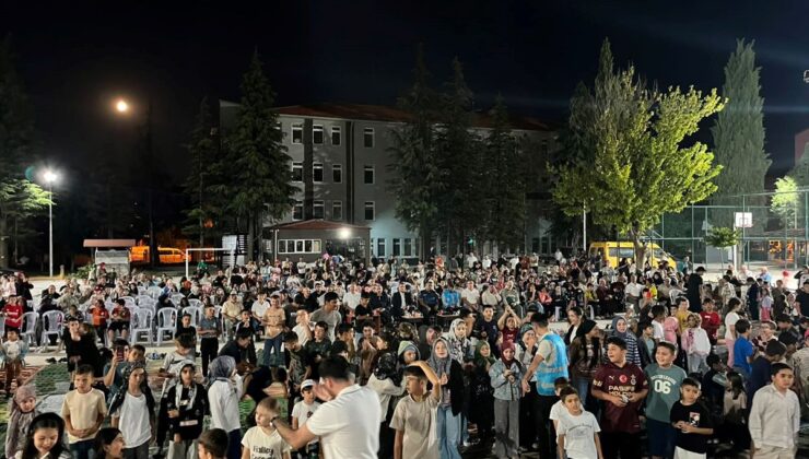 Banaz’da yaz Kur’an kursu öğrencileri açık havada sinema keyfi yaşadı