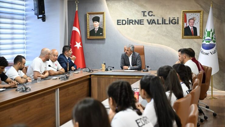 Başarılı güreşçilerden Vali Sezer’e ziyaret