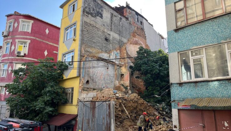 Beyoğlu’nda metruk bina çöktü, otomobil hasar gördü