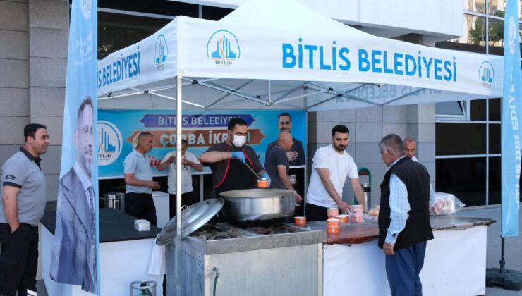 Bitlis Belediyesi hastane önünde vatandaşlara ücretsiz ikramlarda bulunuyor
