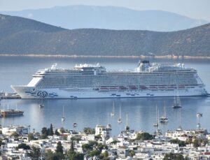 Bodrum’a iki kruvaziyer 2 bin 988 turist getirdi