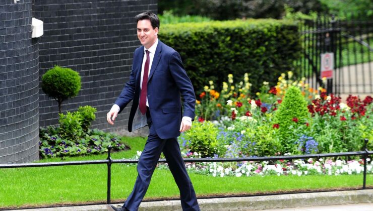 Çin Dışişleri Bakanı Wang, İngiltere’nin Yeni Dışişleri Bakanı Miliband’ı Kutladı