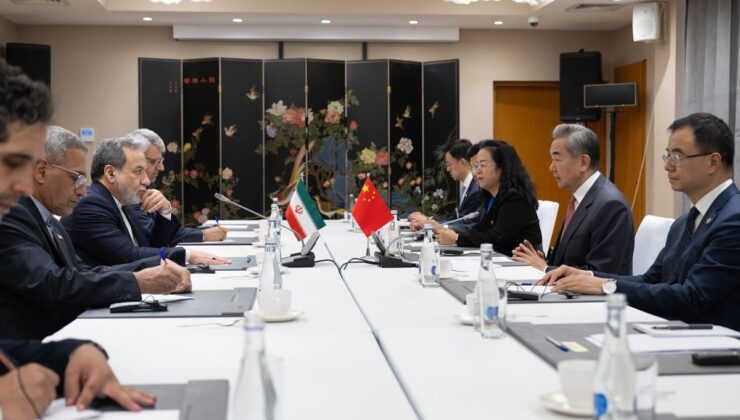 Çin Dışişleri Bakanı Wang Yi, İranlı mevkidaşı Erakçi ile bir araya geldi