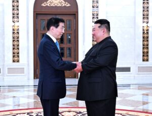 Çin’in En Üst Düzey Siyasi Danışmanı Wang, Kuzey Kore Lideri Kim Jong-un ile Bir Araya Geldi