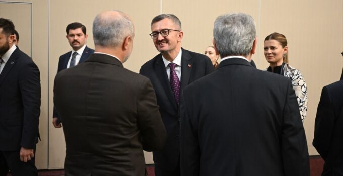 Cumhurbaşkanlığı İletişim Başkanı Duran, iletişim fakültelerinin dekan ve öğretim üyeleriyle bir araya geldi