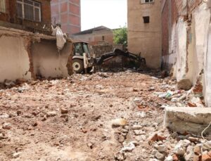 Diyarbakır’da metruk yapıların yıkımı sürüyor