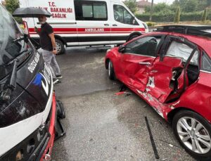 Düzce’de yolcu midibüsü ile otomobil çarpıştı: 5 yaralı