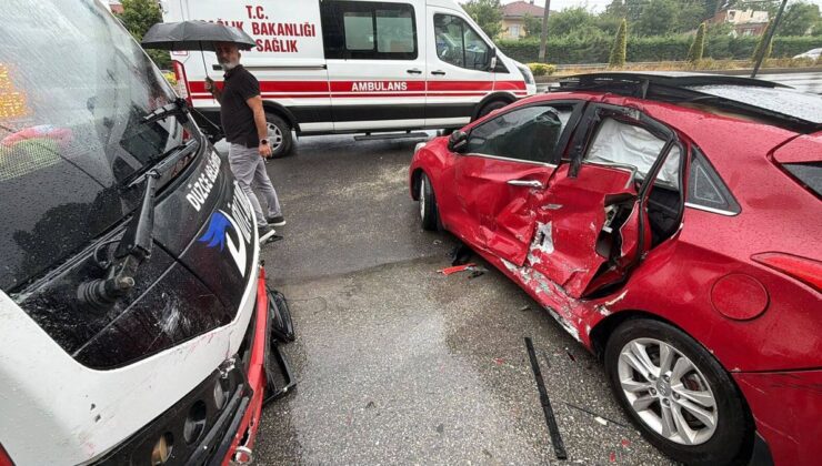 Düzce’de yolcu midibüsü ile otomobil çarpıştı: 5 yaralı
