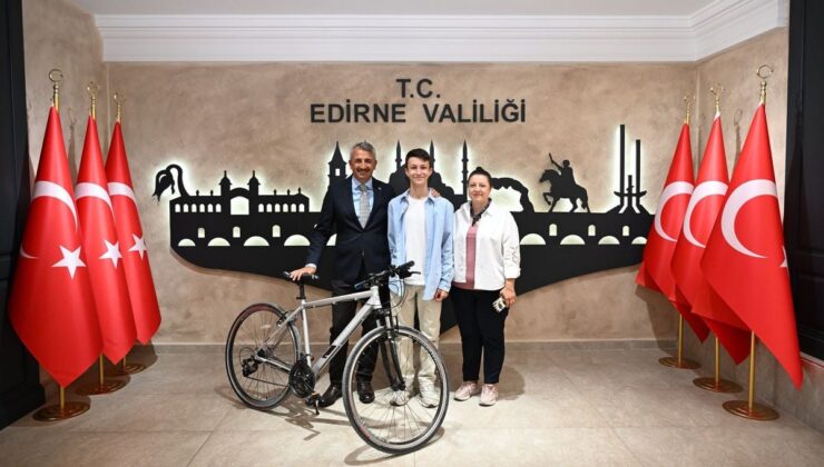 Edirne Valisi’nden çevreci Aras’a bisiklet hediyesi