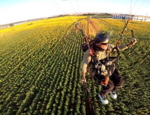 Edirne’nin ‘sarı gelin’i ayçiçeği tarlaları üzerinde paramotorla uçtu