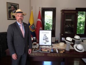Ekvador Büyükelçisi Vintimilla Vega’nın şapka koleksiyonunda Atatürk’e vefa