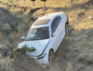 Erzincan’da şarampole devrilen otomobildeki 6 kişi yaralandı