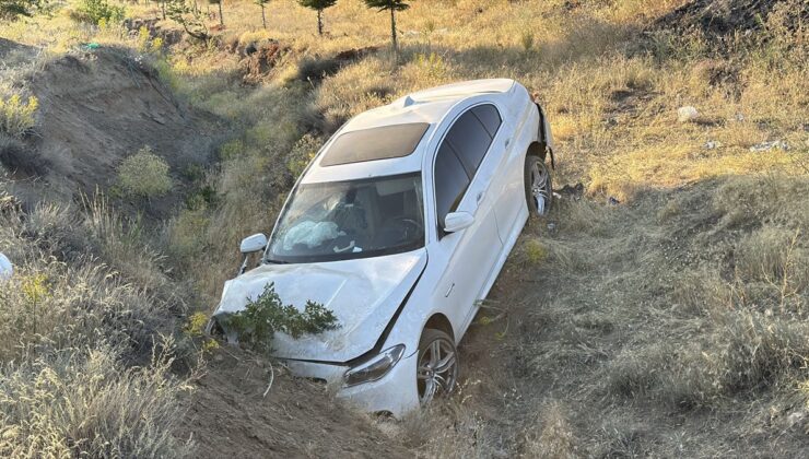 Erzincan’da şarampole devrilen otomobildeki 6 kişi yaralandı