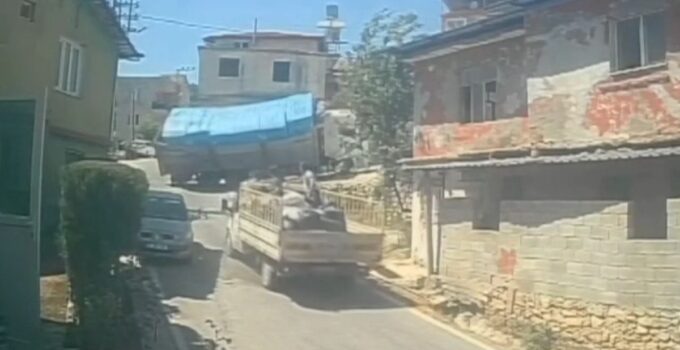 Hatay’da inşaat malzemesi yüklü kamyonun devrilme anı kamerada