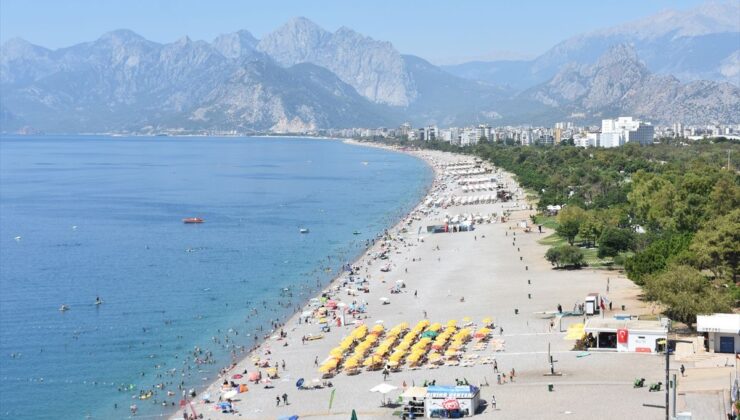 Hava sıcaklığının 38 dereceye ulaştığı Antalya’nın sahillerinde yoğunluk yaşandı