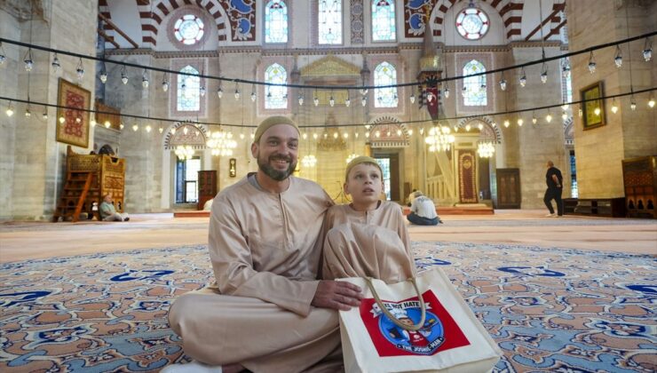 İngiltere’de Müslüman karşıtlığına kek dağıtarak tepki gösteren otizmli Joshie, kampanyasını İstanbul’da sürdürüyor