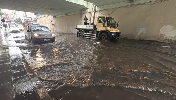 İstanbul’da sağanak; Zincirlikuyu’da alt geçit su içinde kaldı