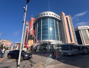 İzmit Belediye Başkanı ile eşi gözaltına alındı