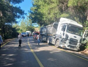 Kadirli’de Hafriyat Kamyonu ile Otomobil Çarpıştı: 1 Ölü, 2 Yaralı