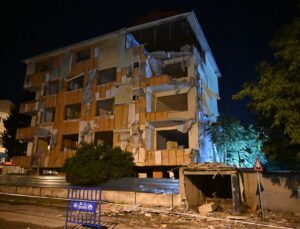 Kartal’da kentsel dönüşüm kapsamındaki binanın balkonları ile duvarı çöktü