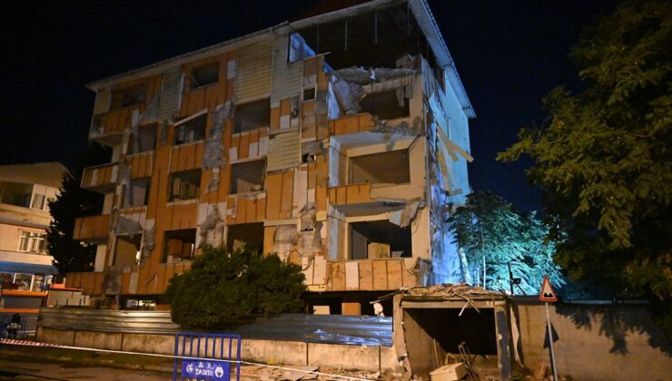 Kartal’da kentsel dönüşüm kapsamındaki binanın balkonları ile duvarı çöktü