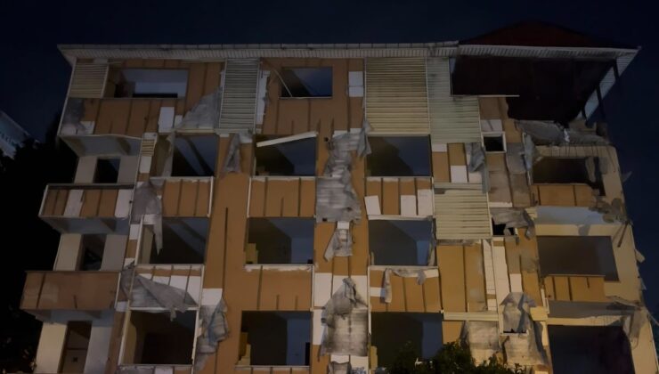 Kartal’da tahliye edilen 5 katlı binanın balkonları ve duvarı çöktü