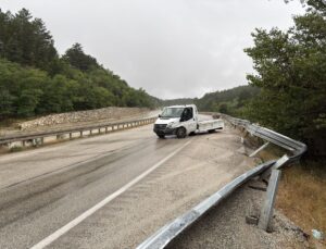 Kastamonu’da arı kovanı bulunan kamyonet bariyere çarptı, 2 kişi yaralandı