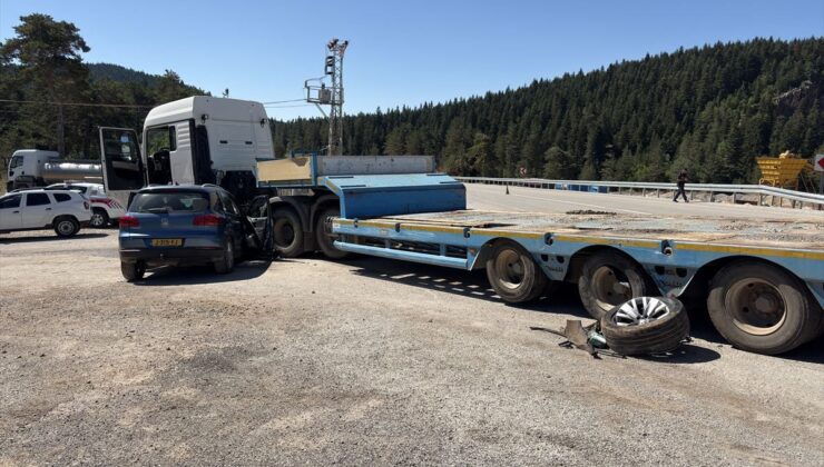 Kastamonu’da otomobil-tır çarpıştı: 4 yaralı
