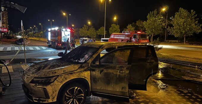 Kayseri’de şarj istasyonunda elektrikli otomobil alev aldı; o anlar kamerada