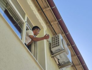 Keban’da Yuvasından Düşen Güvercin Yavrusu Kurtarıldı