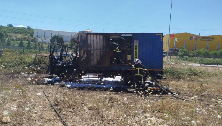 Kocaeli’de sondaj kamyonu çıkan yangında kullanılamaz hale geldi