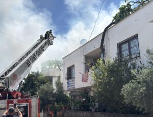 Kümesteki yangın güvercinlerini kurtarmak isteyen kişiyi yaraladı