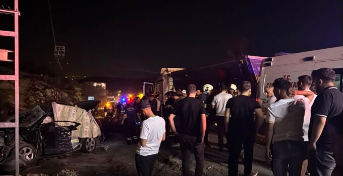 Mardin’de otomobil ile kamyon çarpıştı: 2 ölü, 6 yaralı