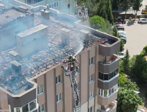 Menemen’de çatı yangını: 3 işçi kurtarıldı