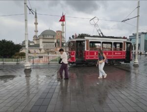 Meteoroloji uyarıları sonrası Taksim’de yağış etkili oluyor