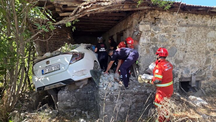 Muğla’da otomobilin eve çarptığı kazada sürücü hayatını kaybetti, nişanlısı yaralandı