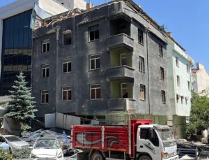 Nevşehir’de Atıl Hastane Binasının Dış Cephesi Çöktü: 2 Araç Hasar Gördü
